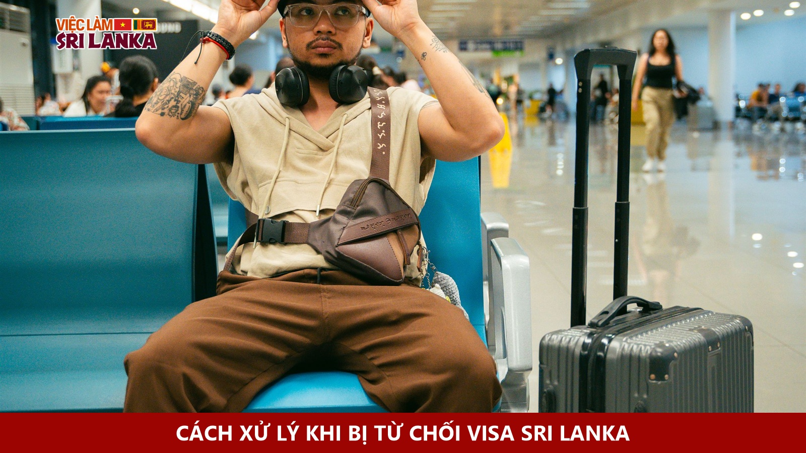 Hành khách chuẩn bị hành lý và giấy tờ xuất nhập cảnh tại sân bay quốc tế.