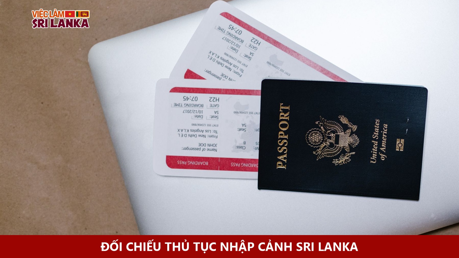 Hộ chiếu và vé máy bay khứ hồi đặt cạnh nhau sẵn sàng cho thủ tục xét duyệt.