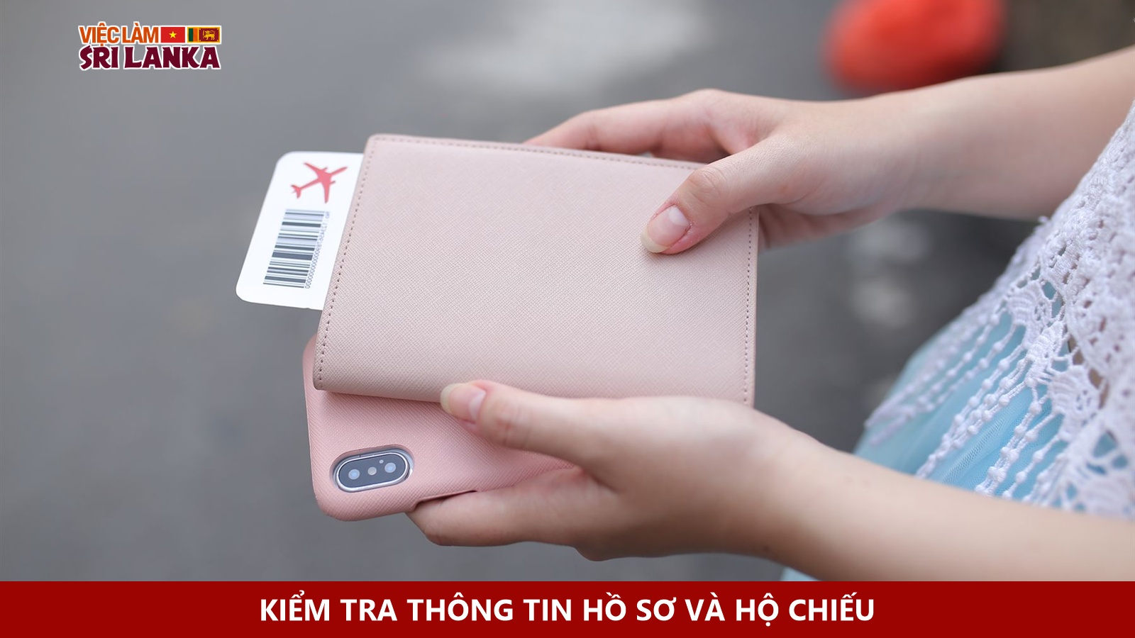 Cuốn hộ chiếu và điện thoại di động dùng để tra cứu trạng thái thị thực điện tử.